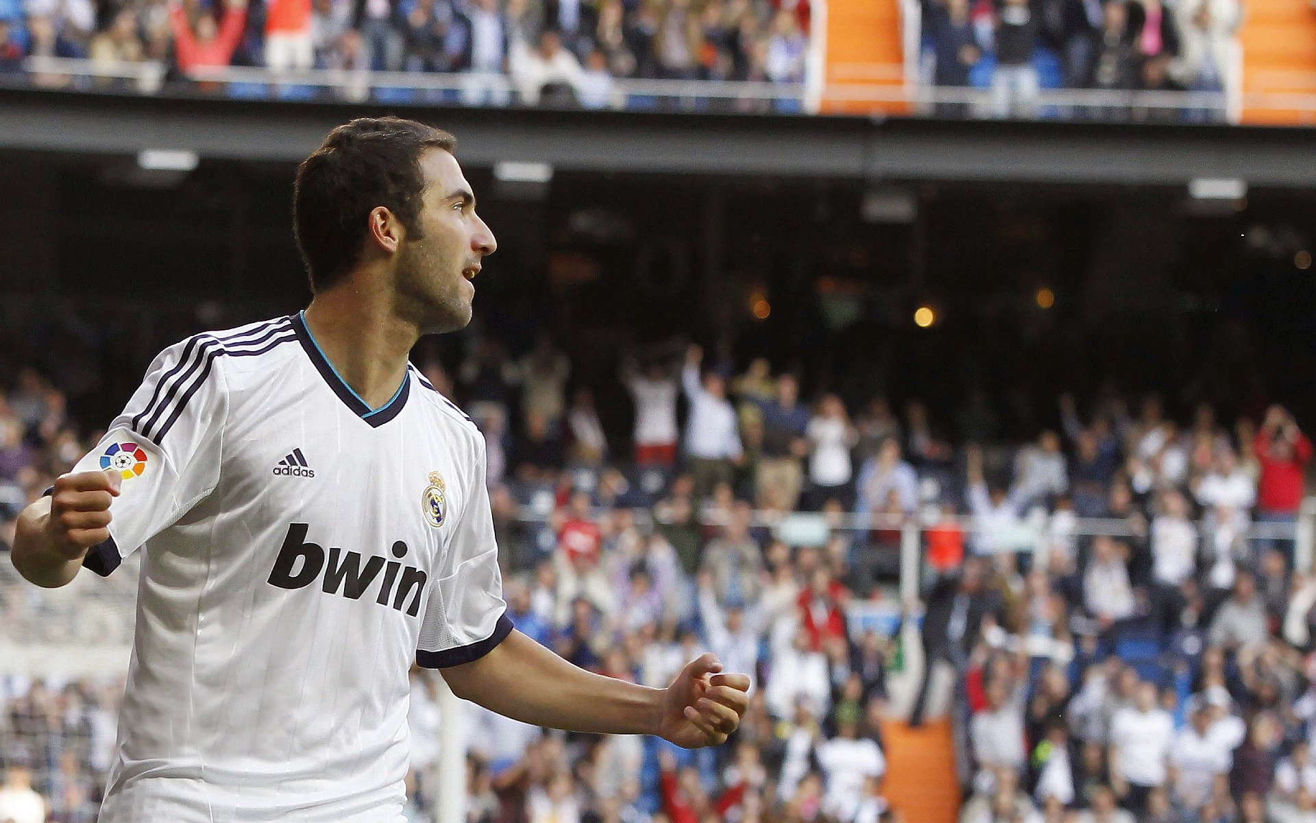 东亚杯中国青年队平局 球迷鼓励表现积极，中国队东亚杯冠军