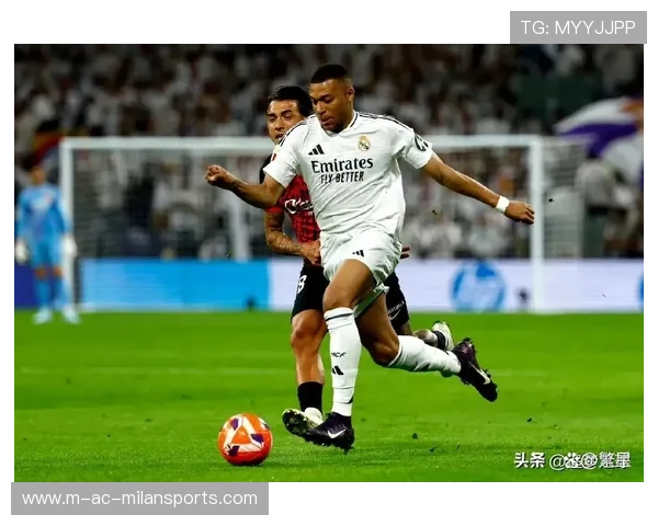 皇马中场拦截到位,黄潜推进被切断,皇马 中场